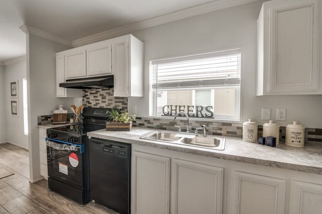 Emerald 28603a kitchen home features