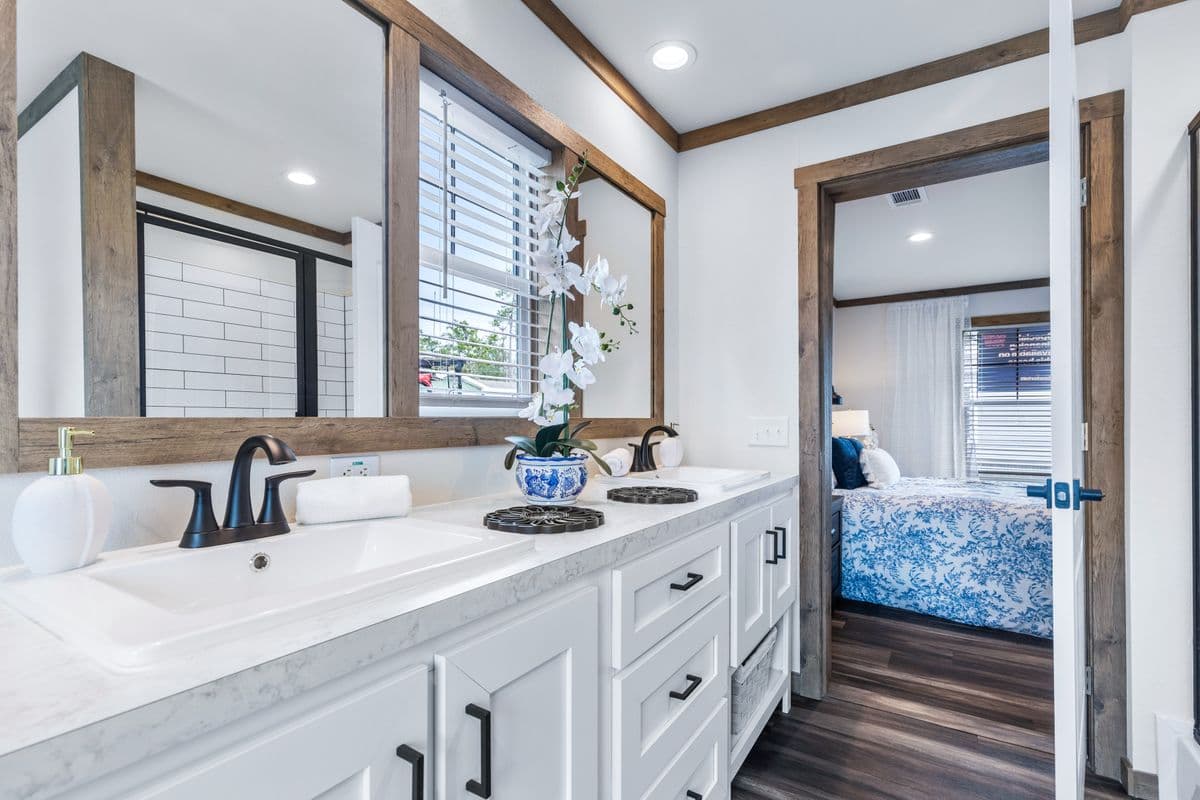 Lizzie bathroom home features