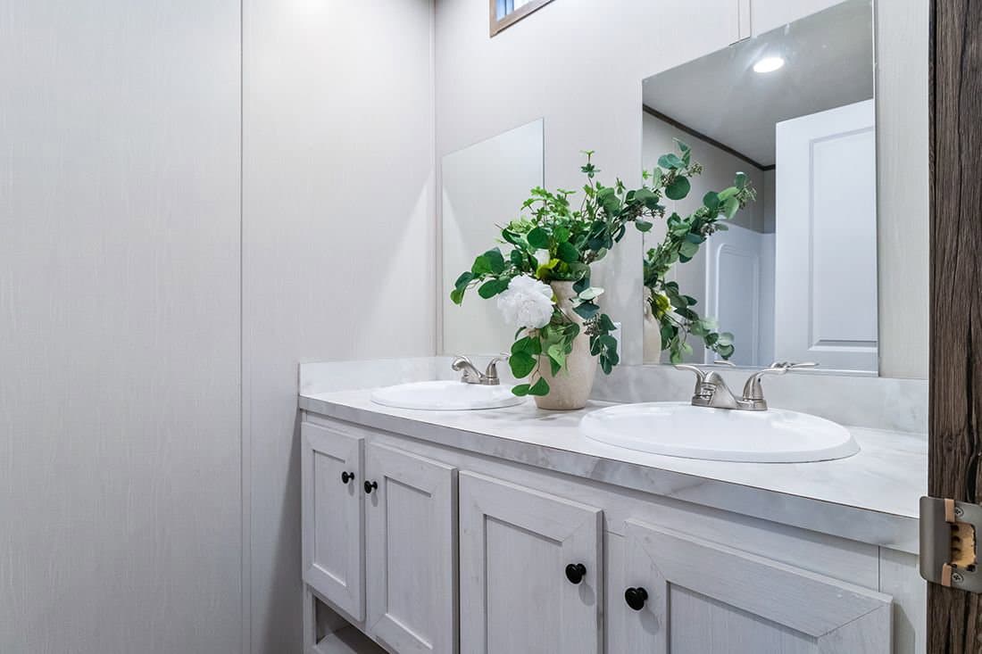 Select 16562a bathroom home features