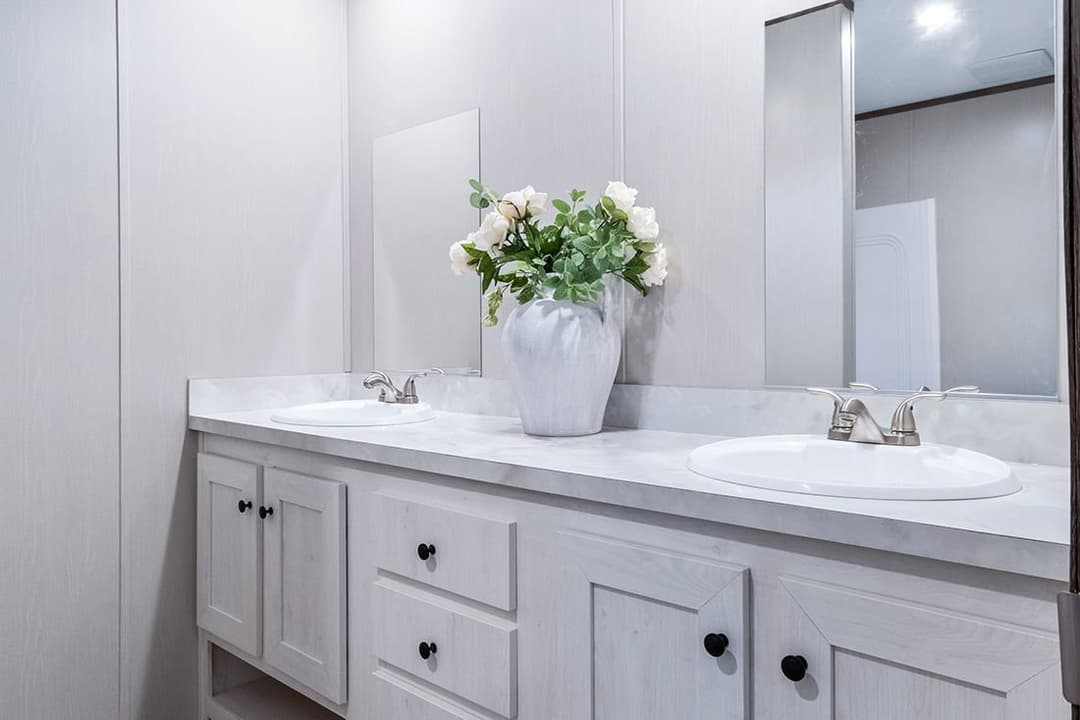 Select 16723i bathroom home features