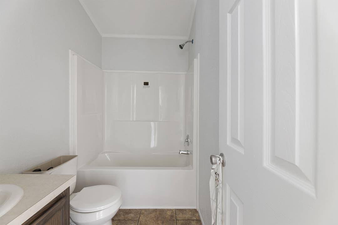 Emerald 16723a bathroom home features