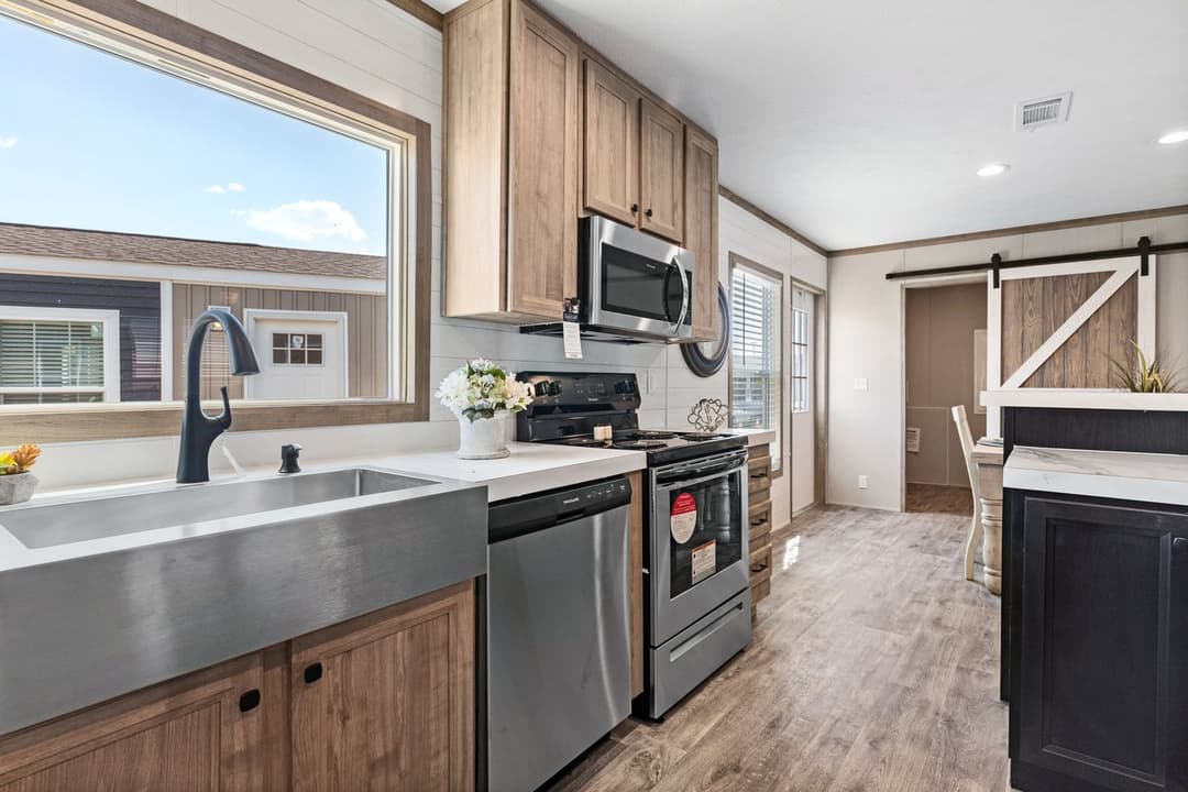 Crazy eights kitchen home features