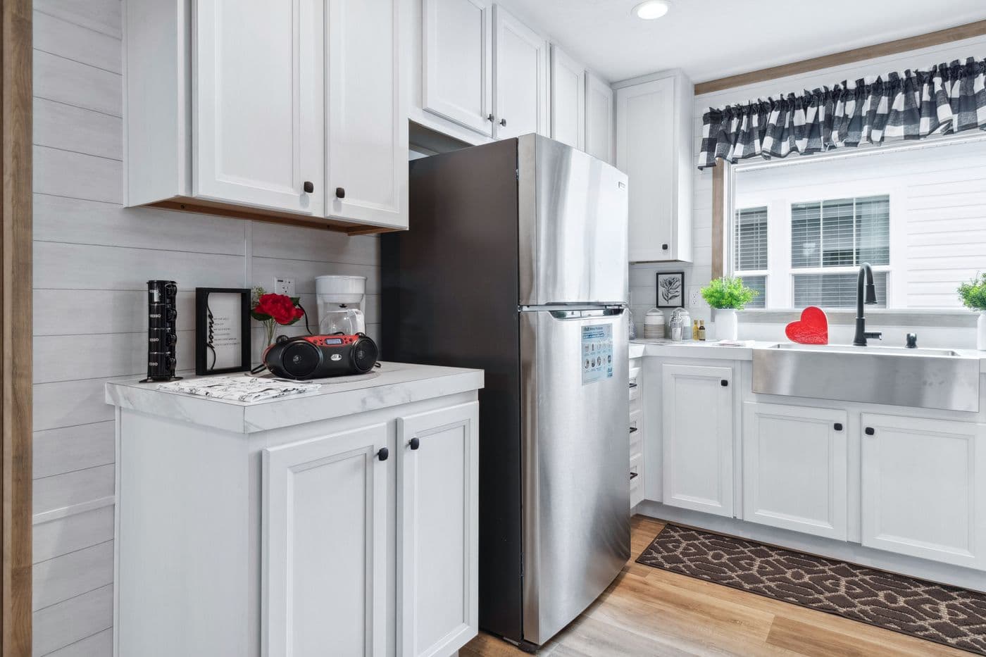 The real deal kitchen home features