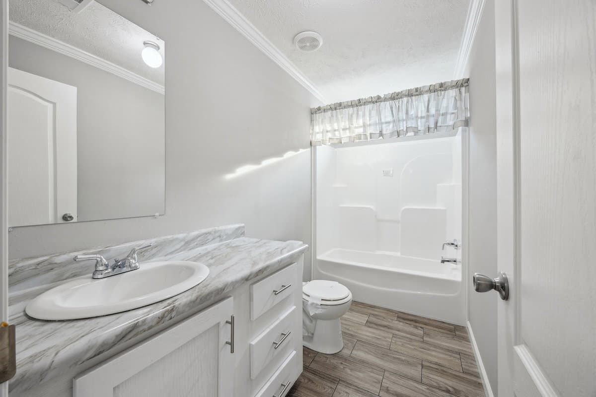 Md-43-32 stagecoach bathroom home features