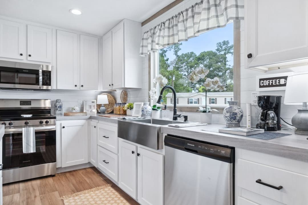 Breeze farmhouse 72 kitchen home features