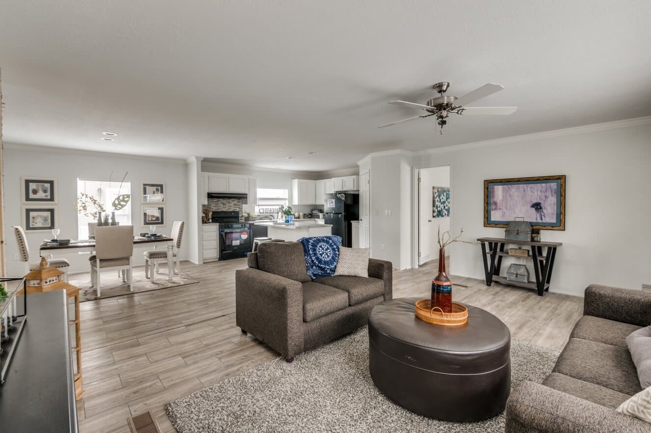 Emerald 28603a interior home features