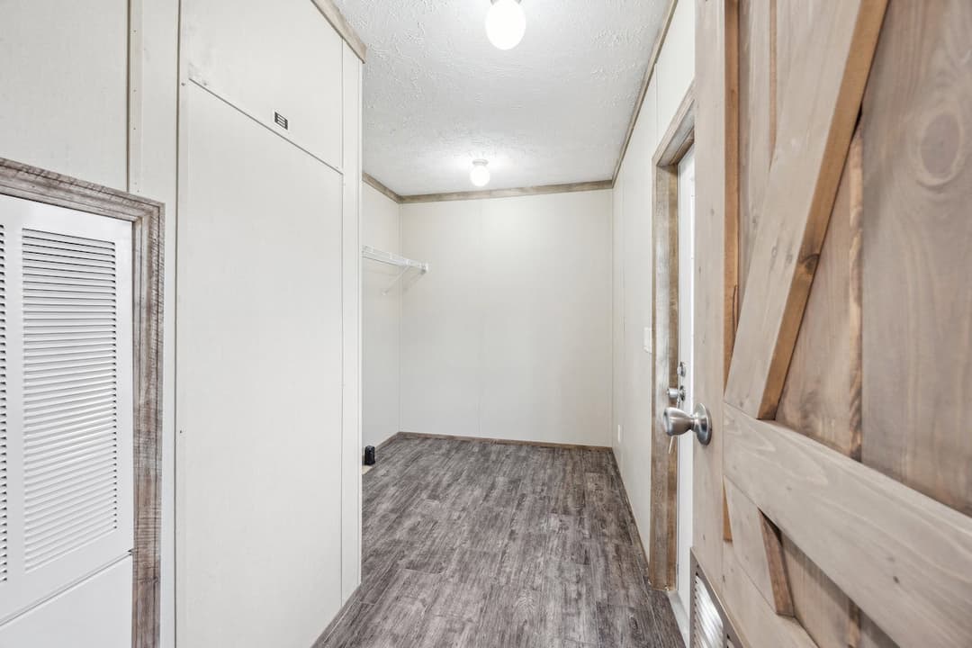 Md-26 rawhide interior home features