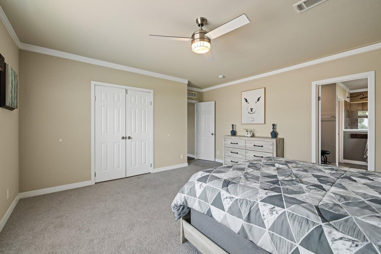El rancho 32764a bedroom home features