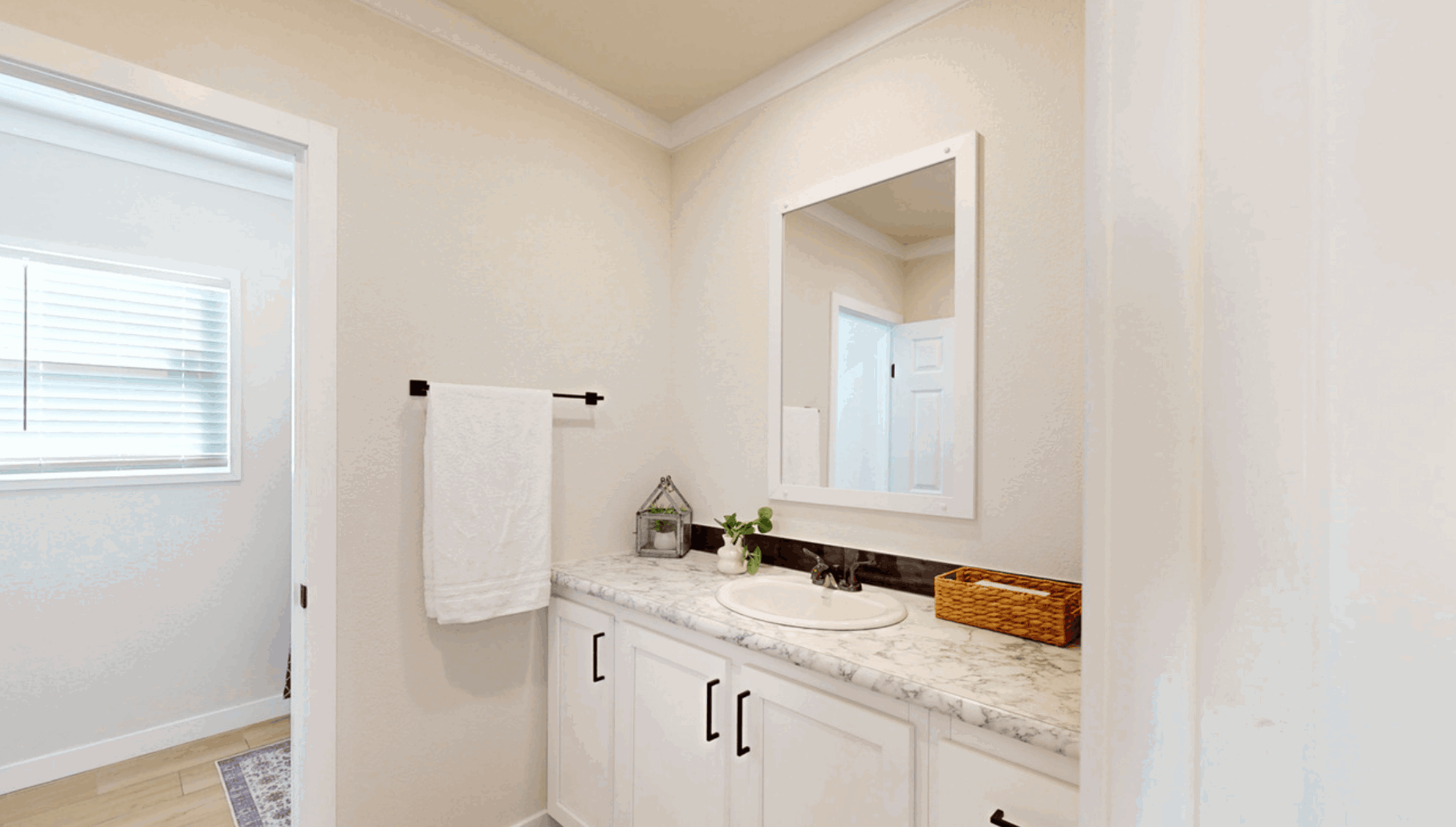 Cimarron 32563a bathroom home features