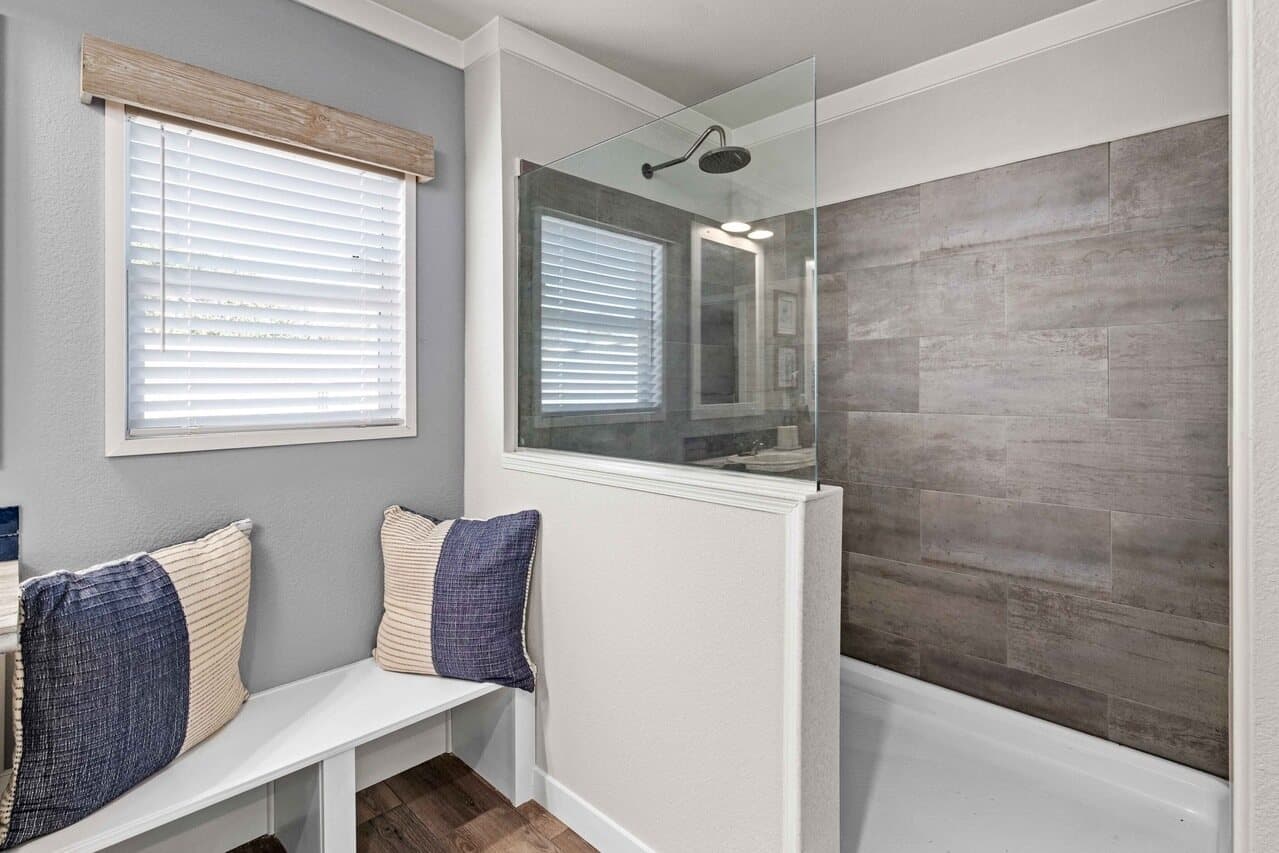 Belterra 32603b bathroom home features
