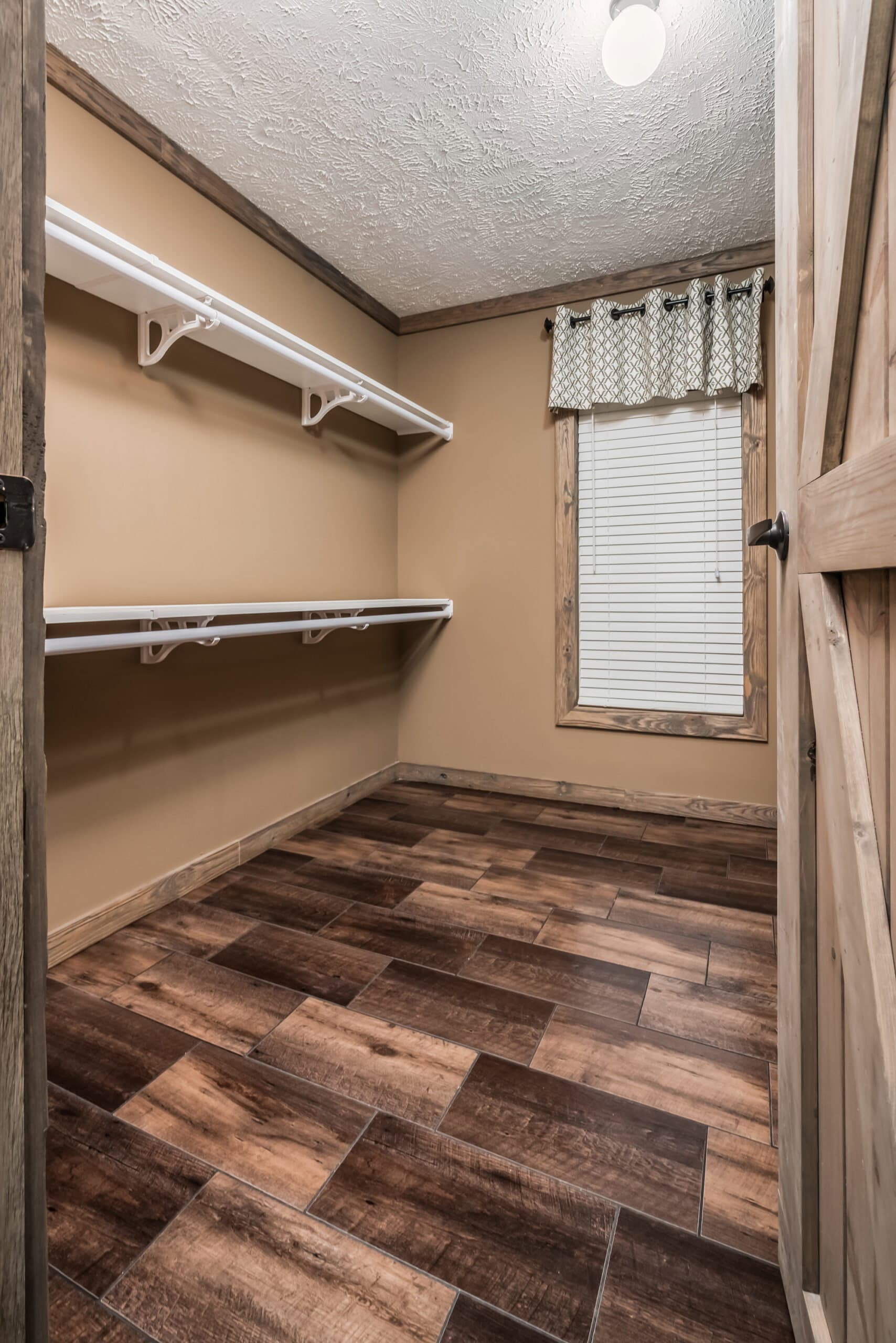 Kb-3243 interior home features