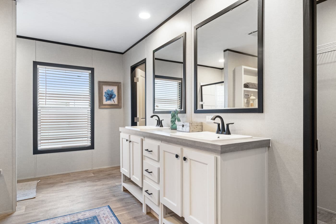 Hercules bathroom home features