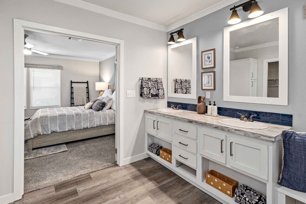 Belterra 32603b bathroom home features